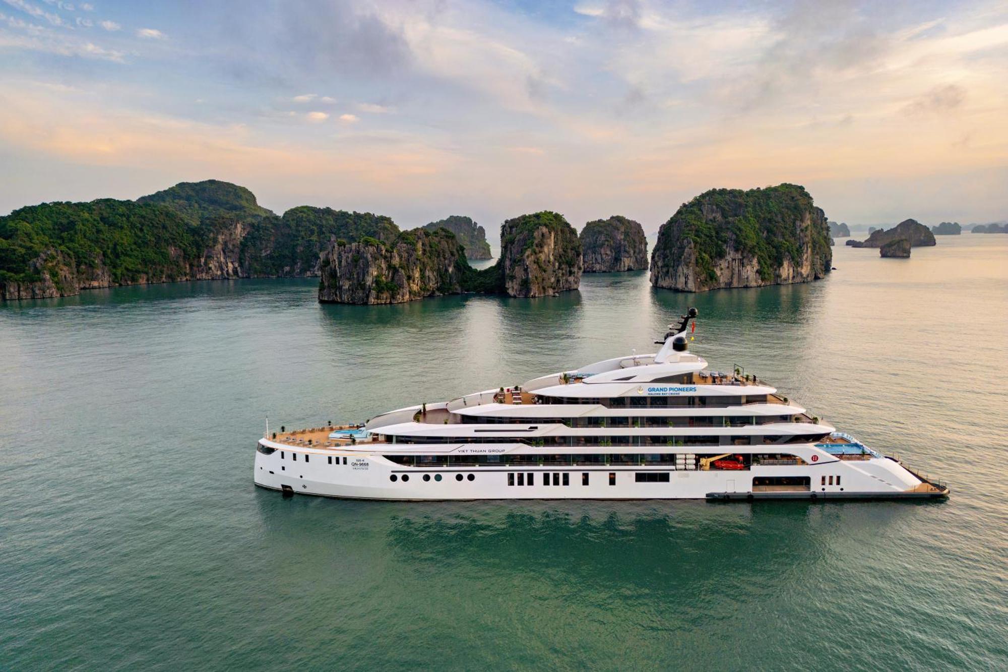 Hotel Grand Pioneers Halong Bay Cruise 2 Ha Long Esterno foto